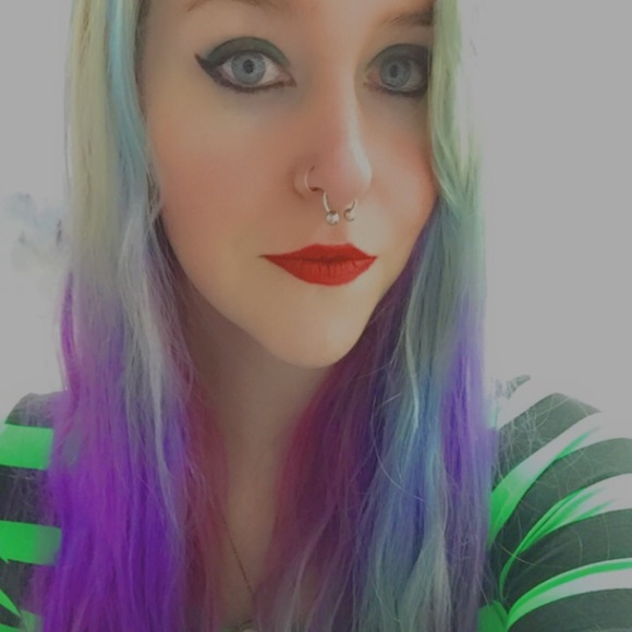 Meet your Posher, Courtney - Picture 1 of 2